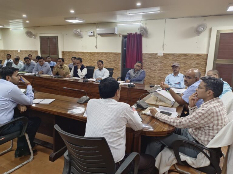 भू-माफियाओं पर कसी जाएगी नकेल, डीएम ने दिए आवश्यक निर्देश