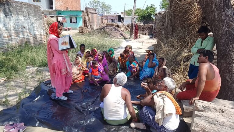 आईआरएस छिड़काव का फायदा बता रहे नेटवर्क सदस्य