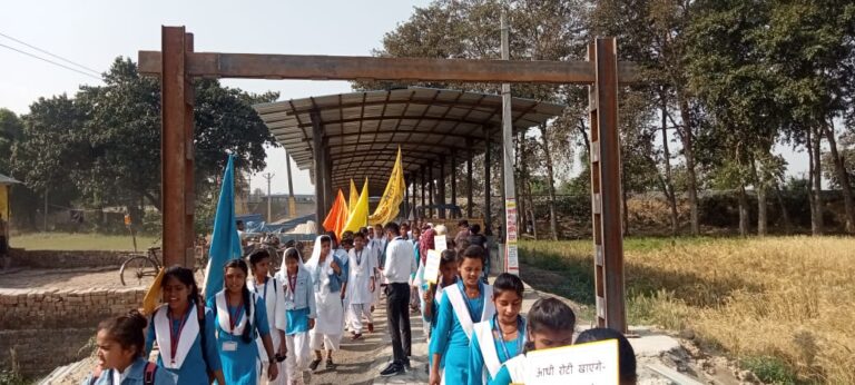 स्वयंसेविकाओं द्वारा लोगों को किया गया जागरूक