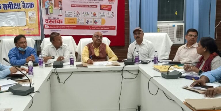 परफॉर्म करने वाले स्वास्थ्य कर्मियों की ही संविदा का हो नवीनीकरण: डीएम