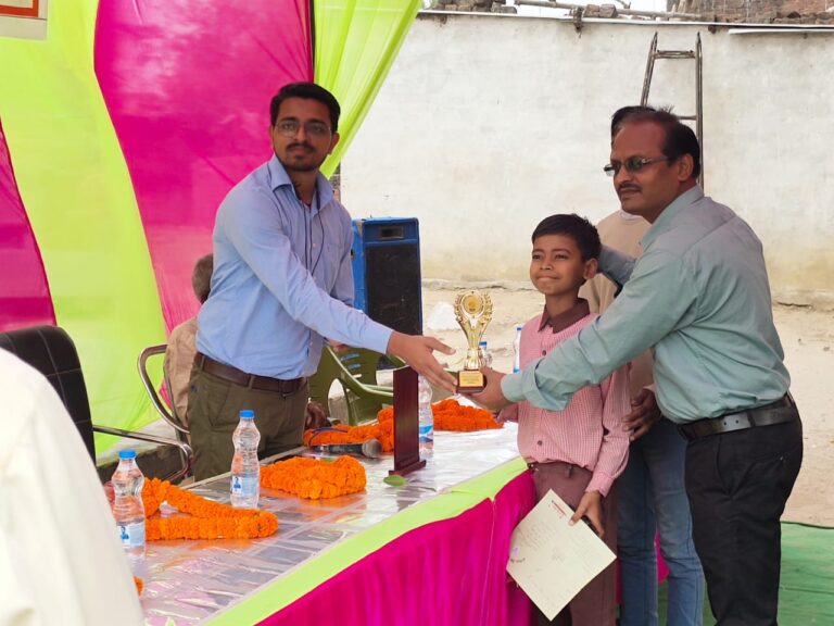 संविलियन विद्यालय गौतम चक मठिया में हुआ पुरस्कार वितरण का आयोजन संविलियन विद्यालय गौतम चक मठिया में हुआ पुरस्कार वितरण का आयोजन