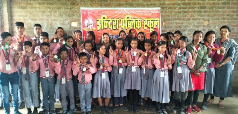 परीक्षाफल और पुरस्कार पाकर खिले बच्चों के चेहरे