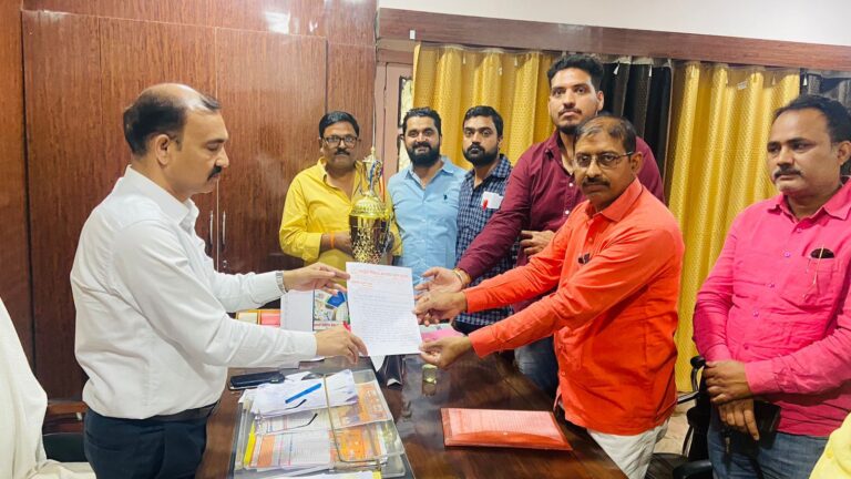 विद्यालय के समय परिवर्तन को लेकर बीएसए से मिले शिक्षक संगठन के पदाधिकारी
