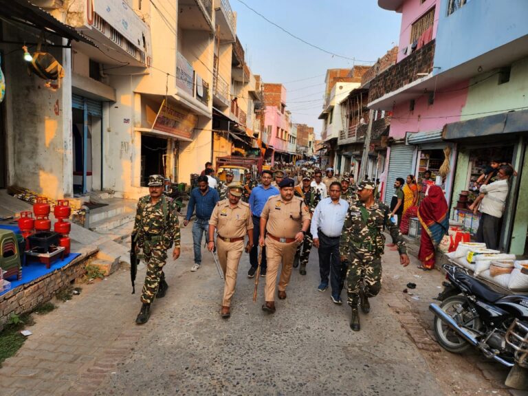 चुनाव के मद्देनजर पुलिस ने किया फ्लैग मार्च