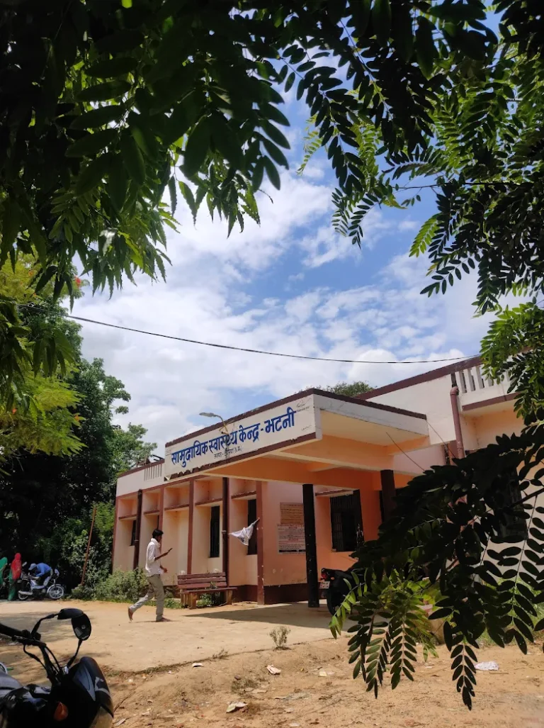 भटनी:दबंग फार्मासिस्ट ने कब्जाए दो आवास,महिलाकर्मी किराए के मकान में रहने को मजबूर