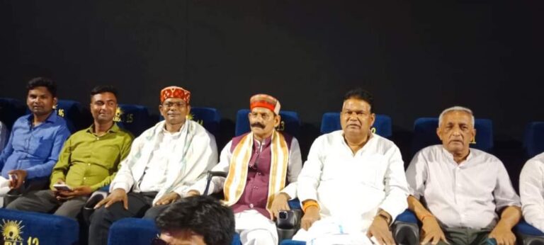 सांसद रविन्दर कुशवाहा ने कार्यकर्ताओं के साथ देखी ‘द केरल स्टोरी