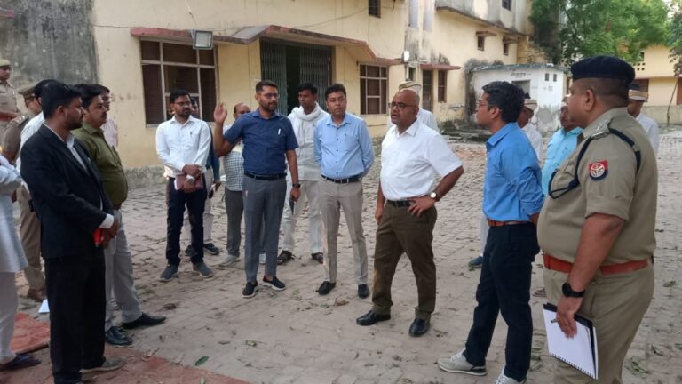 डीएम और एसपी ने संयुक्त रूप से स्ट्रांग रूम एवं मतगणना स्थल का किया निरीक्षण