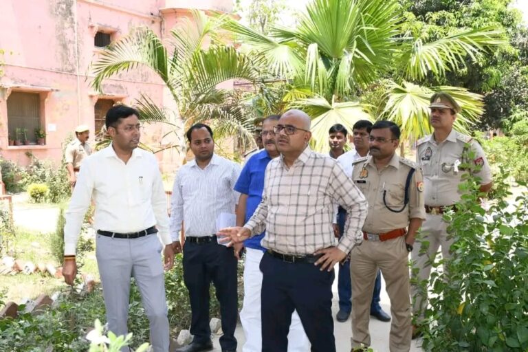 जिलाधिकारी एवं पुलिस अधीक्षक ने किया मतगणना स्थल बलभद्र नारायण इंटर कॉलेज मझौलीराज का निरीक्षण