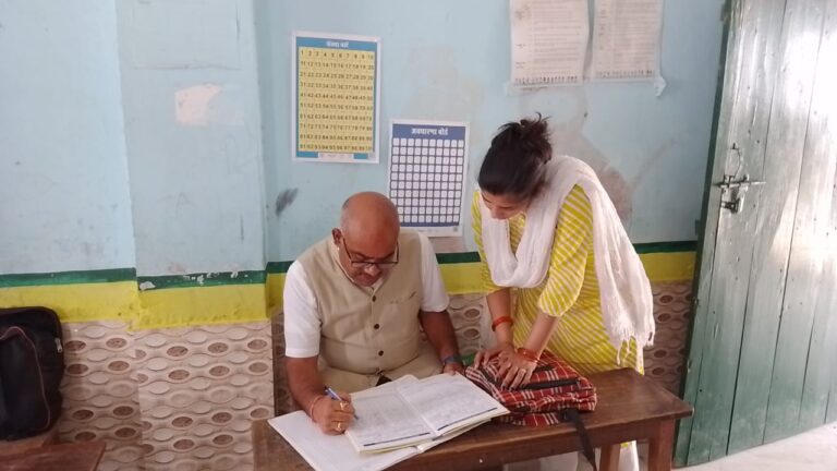 डीएम के नेतृत्व में परिषदीय विद्यालयों में जांच हेतु चला सघन अभियान,26 शिक्षक मिले अनुपस्थित, एक दिन का वेतन काटने का निर्देश