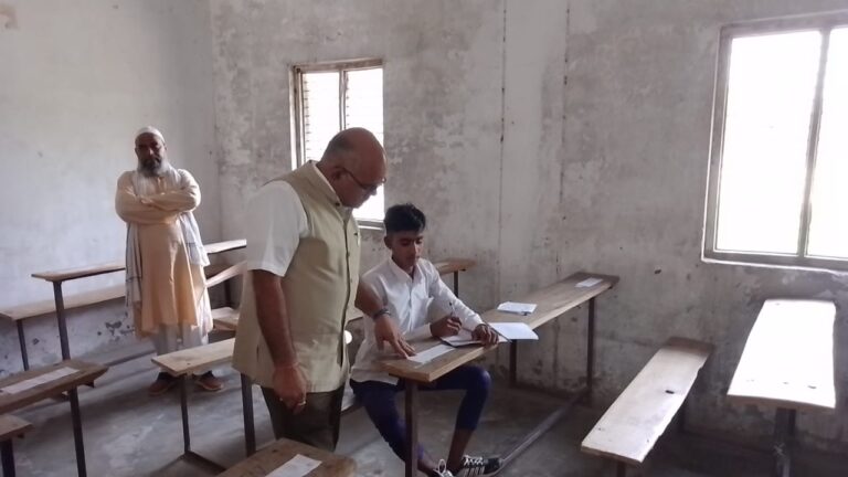 जिलाधिकारी ने किया मदरसा बोर्ड परीक्षा केंद्र का निरीक्षण, दिए आवश्यक निर्देश