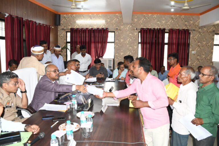 डीएम ने सदर तहसील में सम्पूर्ण समाधान दिवस पर सुनी जन समस्यायें,61 में 6 का मौके पर निस्तारण डीएम ने सदर तहसील में सम्पूर्ण समाधान दिवस पर सुनी जन समस्यायें,61 में 6 का मौके पर निस्तारण