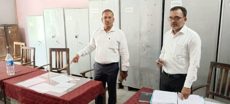 सीडीओ ने विकास भवन स्थित विभिन्न अनुभागों के उपस्थिति पंजिका का किया निरीक्षण,कुल 21 अनुपस्थित मिले अधिकारी/कर्मचारी,वेतन रोका सीडीओ ने विकास भवन स्थित विभिन्न अनुभागों के उपस्थिति पंजिका का किया निरीक्षण,कुल 21 अनुपस्थित मिले अधिकारी/कर्मचारी,वेतन रोका