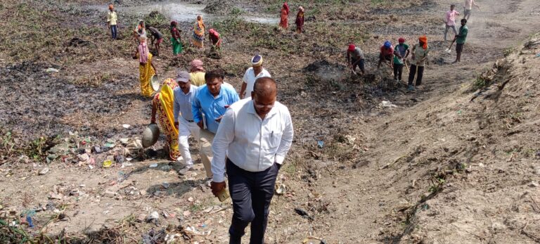 सीडीओ ने किया रामपुर कारखाना के ग्राम पंचायत बरारी, शाहपुर एवं हरपुरकला में मनरेगा योजनान्तर्गत चल रहे कार्य का निरीक्षण सीडीओ ने किया रामपुर कारखाना के ग्राम पंचायत बरारी, शाहपुर एवं हरपुरकला में मनरेगा योजनान्तर्गत चल रहे कार्य का निरीक्षण