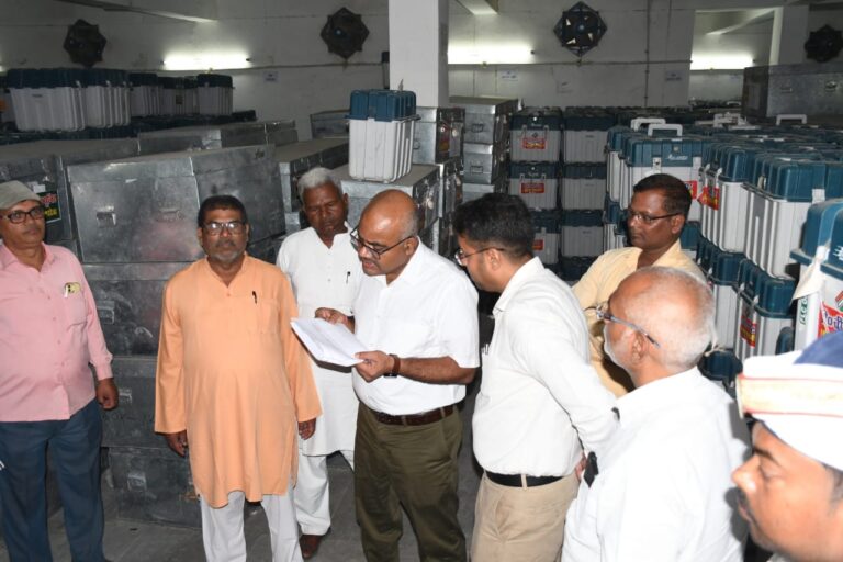 डीएम ने किया निर्वाचन कार्यालय का औचक निरीक्षण