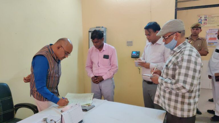 दो मेडिकल ऑफिसर समेत पांच स्वास्थ्य कर्मी मिले अनुपस्थित