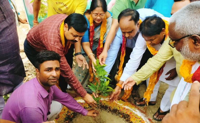 सीएम योगी के जन्मदिन और विश्व पर्यावरण दिवस पर सांसद, राज्यमंत्री ने किया पौधारोपण, मरीजों को बांटे फल