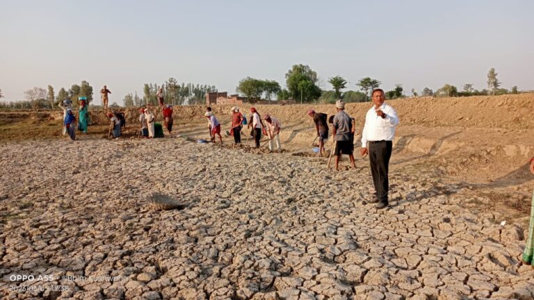 सीडीओ ने किया मनरेगा योजनान्तर्गत ब्लॉक भलुअनी के ग्राम पंचायत जदु परसिया एवं बरडिहा अली में चल रहे कार्य का निरीक्षण सीडीओ ने किया मनरेगा योजनान्तर्गत ब्लॉक भलुअनी के ग्राम पंचायत जदु परसिया एवं बरडिहा अली में चल रहे कार्य का निरीक्षण