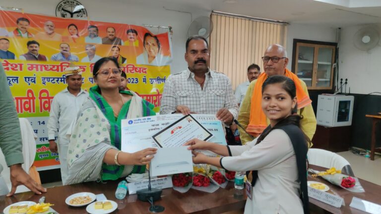 यूपी बोर्ड-2023 परीक्षा के टॉपर्स का हुआ सम्मान