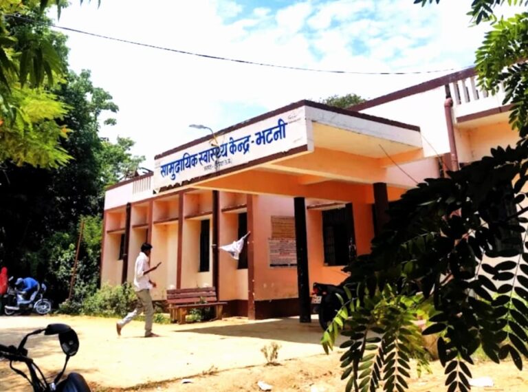 आयुष चिकित्सक के भरोसे चल सीएचसी भटनी,पांच-पांच चिकित्सकों की तैनाती के बाद भी चैंबर रहता है खाली आयुष चिकित्सक के भरोसे चल सीएचसी भटनी,पांच-पांच चिकित्सकों की तैनाती के बाद भी चैंबर रहता है खाली