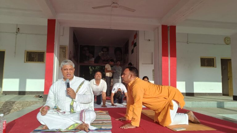 योग सप्ताह के द्वितीय दिन रविन्द्र किशोर शाही स्पोर्ट स्टेडियम में सामूहिक योगाभ्यास का हुआ आयोजन