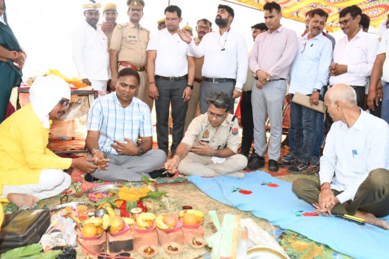 जिलाधिकारी एवं पुलिस अधीक्षक ने किया अमृत सरोवर परियोजना का शिलान्यास