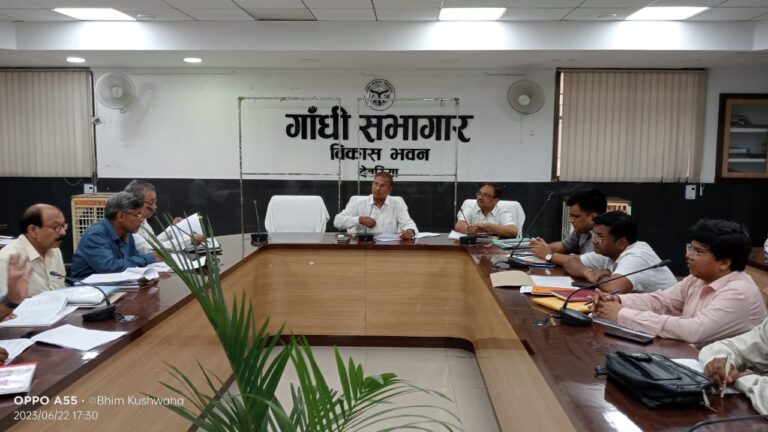 Deoria News:सीडीओ ने की रू0 50.00 लाख से अधिक लागत की परियोजनाओं की समीक्षा बैठक