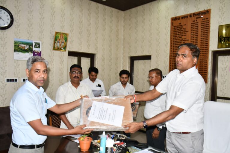 डीएम व सीडीओ ने 23 ग्राम पंचायत अधिकारियों में वितरित किये लैपटॉप