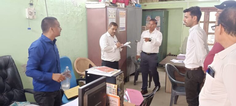सीडीओ ने किया बीएसए कार्यालय का आकस्मिक निरीक्षण,बीएसए सहित 08 अधिकारी/कर्मचारी मिले अनुपस्थित