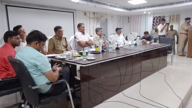 आपसी भाईचारे एवं सौहार्दपूर्ण माहौल में मनाये त्यौहार: डीएम