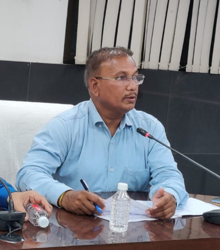 सीडीओ ने की लोक निर्माण विभाग व ग्रामीण अभियन्ता विभाग द्वारा जनपद में कराये जा रहे नई सड़कों के निर्माण / चौड़ीकरण, सुदृढीकरण, पूर्वांचल विकास निधि की समीक्षा