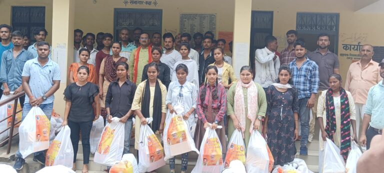 Deoria News विधायक रामपुर कारखाना द्वारा खेलखुद प्रोत्साहन सामग्री का किया गया वितरण