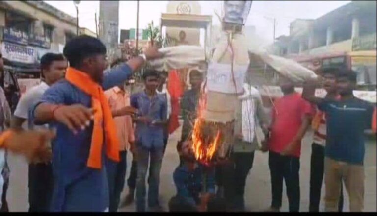 Deoria News एबीवीपी ने कुलपति का किया पुतला दहन Deoria News एबीवीपी ने कुलपति का किया पुतला दहन