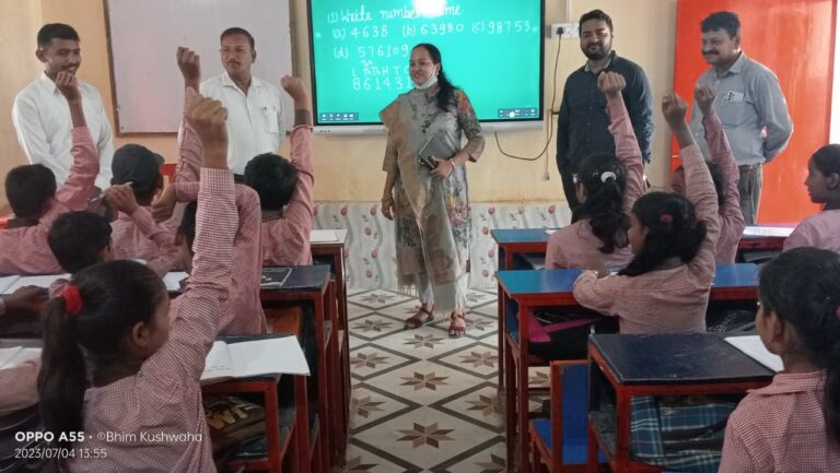 स्मार्ट क्लास से परिषदीय विद्यालयों की बदल रही है तस्वीर: सीडीओ स्मार्ट क्लास से परिषदीय विद्यालयों की बदल रही है तस्वीर: सीडीओ