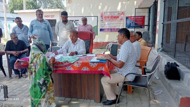 Deoria News सीडीओ ने ब्लाक रामपुर कारखाना अंतर्गत ग्राम पंचायत चकरवाधूस में आयोजित चौपाल में किया प्रतिभाग