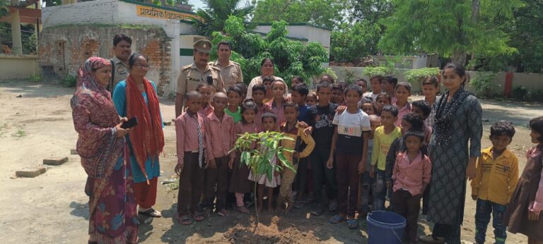 Basti News गोद लिए प्राथमिक विद्यालय में वृक्षारोपण कार्यक्रम का हुआ आयोजन,बच्चों को किया जागरूक
