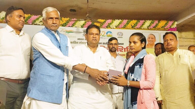 Deoria News दिव्यांगजनो को सहायक उपकरण वितरित कर समाज से जोड़ने का कार्य कर रही है भाजपा सरकार-रविन्दर