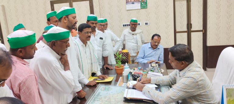 Deoria News : किसानों की मदद के लिए डीएम से भाकियू के नेता