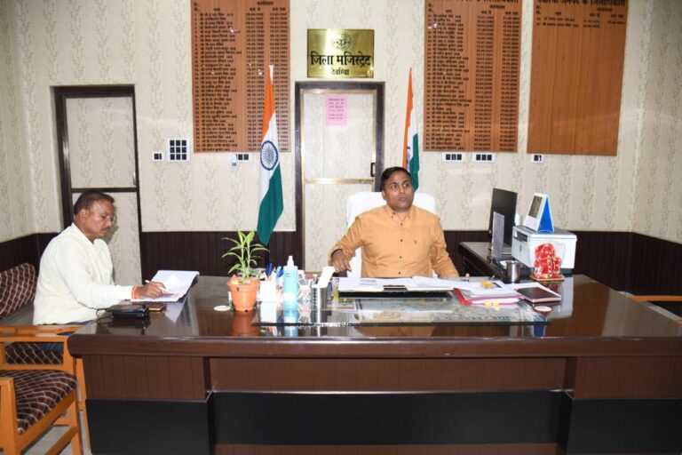 Deoria News पर्यटन विभाग की परियोजनाओं को समय से करें पूर्ण:डीएम
