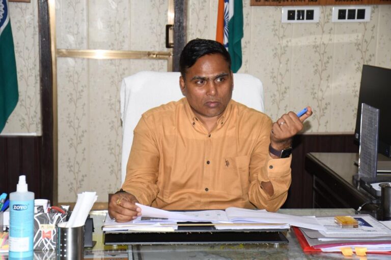 Deoria News:डीआईओएस एवं अधिशासी अभियंता पीडब्लूडी के वेतन आहरण पर रोक,जाने पूरा मामला