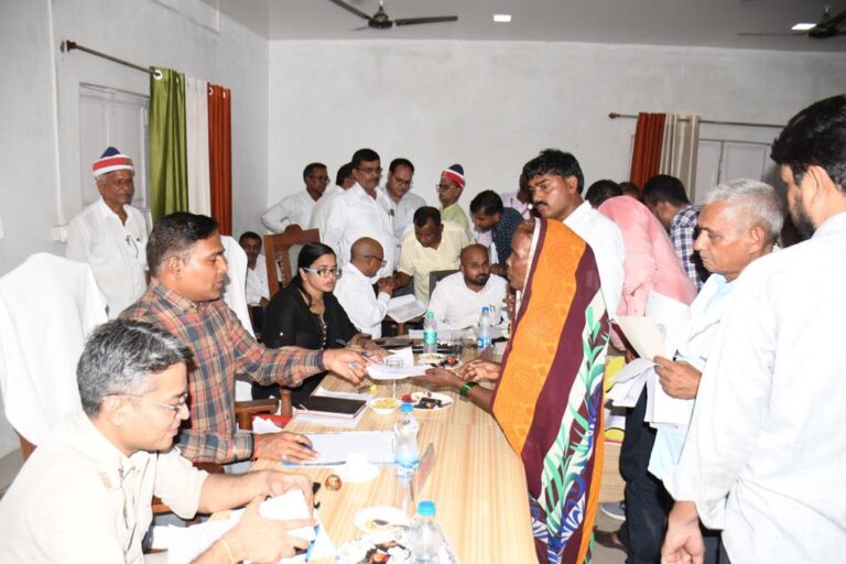 Deoria News:जिलाधिकारी व एसपी ने सलेमपुर तहसील में सम्पूर्ण समाधान दिवस पर सुनी जन समस्याएं