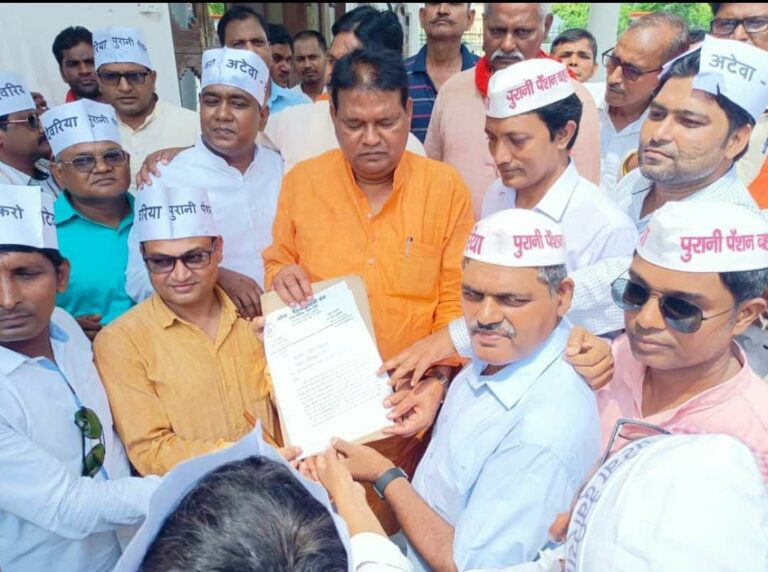 Deoria News पुरानी पेंशन की बहाली के लिए अटेवा ने सांसद को दिया ज्ञापन