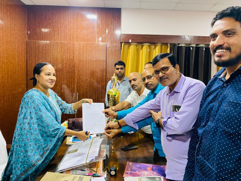 Deoria News शिक्षक समस्याओं के निराकरण हेतु राष्ट्रीय शैक्षिक महासंघ ने जिला बेसिक शिक्षा अधिकारी को सौंपा ज्ञापन Deoria News शिक्षक समस्याओं के निराकरण हेतु राष्ट्रीय शैक्षिक महासंघ ने जिला बेसिक शिक्षा अधिकारी को सौंपा ज्ञापन
