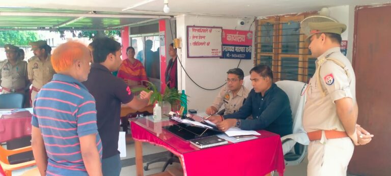 Deoria News: थाना समाधान दिवस: भाटपाररानी में डीएम और एसपी ने सुनी समस्याए