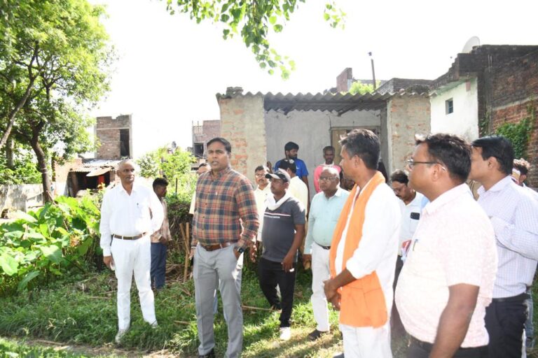 Deoria News:डीएम ने लिया ई क्रॉप सर्वे कार्य का जायजा Deoria News:डीएम ने लिया ई क्रॉप सर्वे कार्य का जायजा