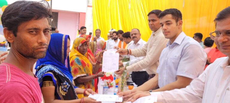 Deoria News:गौरीबाजार सीएचसी से जिलाधिकारी ने आयुष्मान भवः अभियान का किया आगाज