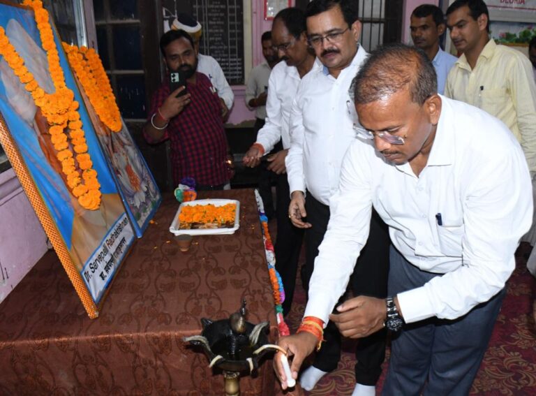 Deoria News: शिक्षको के सर्वश्रेष्ठ योगदान से ही आगे बढता है देश- सीडीओ