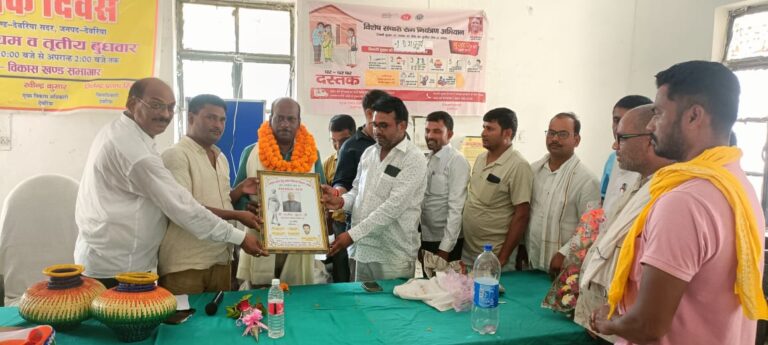 Deoria News:सदर ब्लॉक के खंड विकास अधिकारी लखनऊ में हुए सम्मानित
