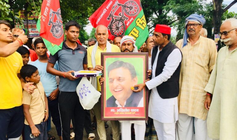 Deoria News:घोसी की जीत पर देवरिया में जश्न, छुटे पटाखे Deoria News:घोसी की जीत पर देवरिया में जश्न, छुटे पटाखे