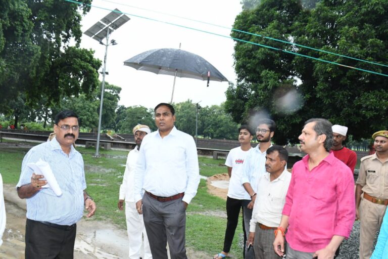 Deoria News :जिलाधिकारी ने किया पैकौली महाराज मंदिर में सौंदर्यीकरण कार्य का निरीक्षण, दिए आवश्यक निर्देश