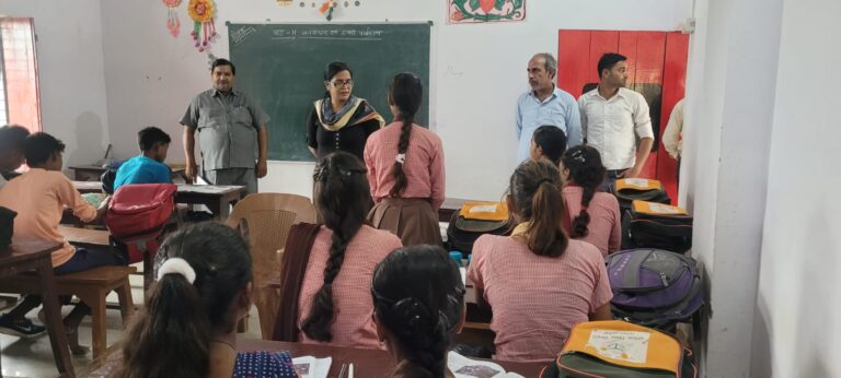 Deoria News:छपिया जयदेव में लगा चौपाल,एसडीएम ने सुनी समस्याए